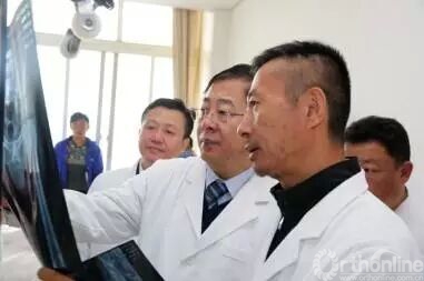 田伟教授带领中华医学会骨科专家赴藏义诊查房.jpg