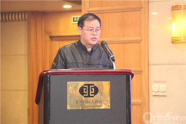 贾万年副会长主持.jpg