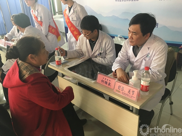 义诊现场-何锦泉.jpg