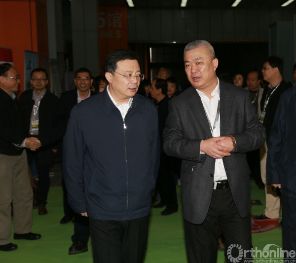 2.中国残疾人辅助器具中心李晞主任与组委会秘书长雷静与.jpg