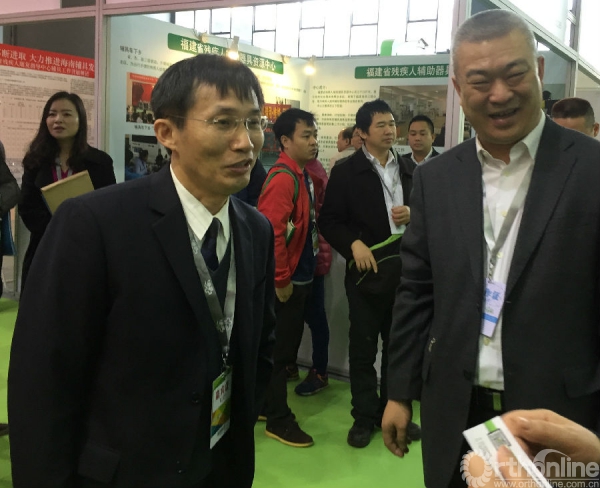 1.广东省残疾人联合会张永安理事长与组委会雷静秘书长参观展览会.JPG