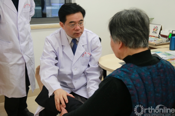 3翁习生教授利用周末时间参加义诊活动.jpg
