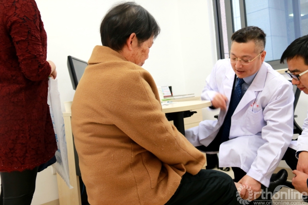 4张先龙教授利用周末时间参加义诊活动.jpg