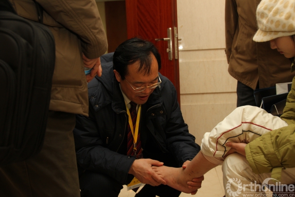 6张建中教授在学术会议上为患者检查.jpg