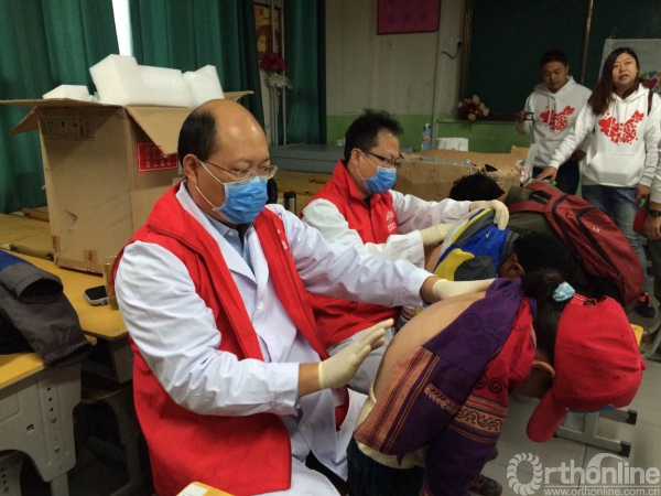 8康南教授等赴青海玉树筛查脊柱侧弯患儿.jpg