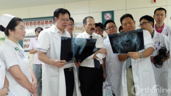 3吴海山教授与胡懿郃教授在病房会诊.jpg