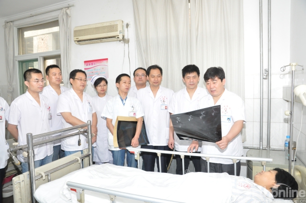 4张堃教授带领全科室查房.jpg