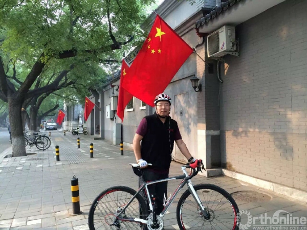 付中国教授骑单车锻炼.jpg