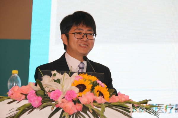 7闫铭讲解直播手术.JPG