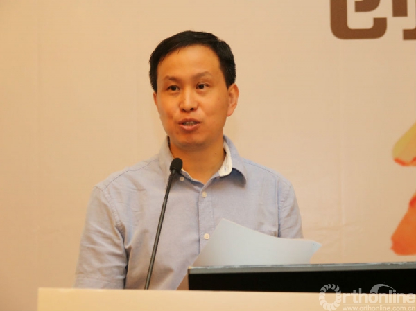 徐卫国教授主持全委会_副本.jpg