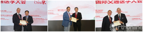 演讲者颁发证书.jpg