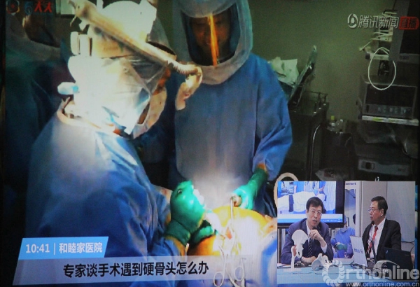 主刀医生手术照片.jpg
